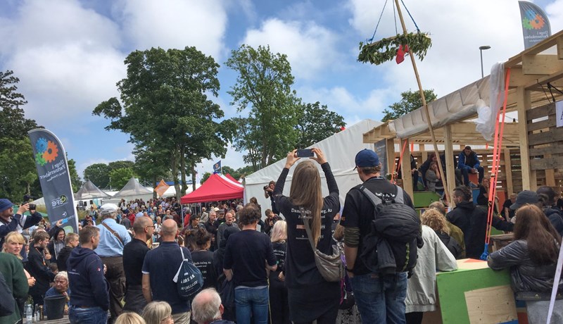 Billede af større forsamling til Folkemødet på Bornholm i 2016