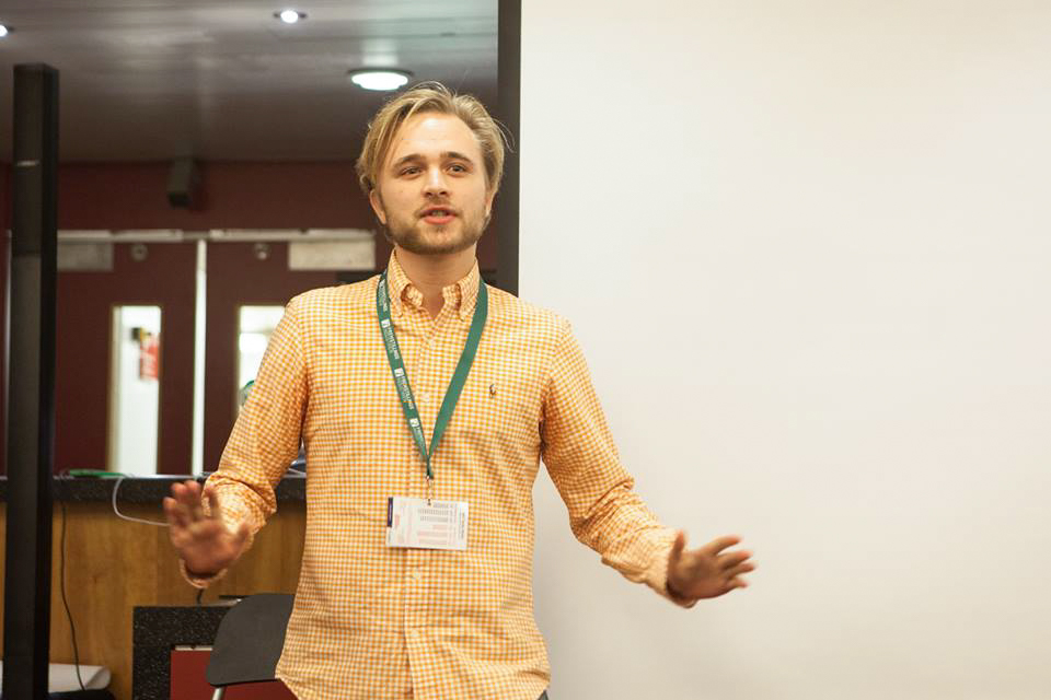 Sebastian Holmgaard pitcher sin ide til Startup Weekend Øresund 2015.