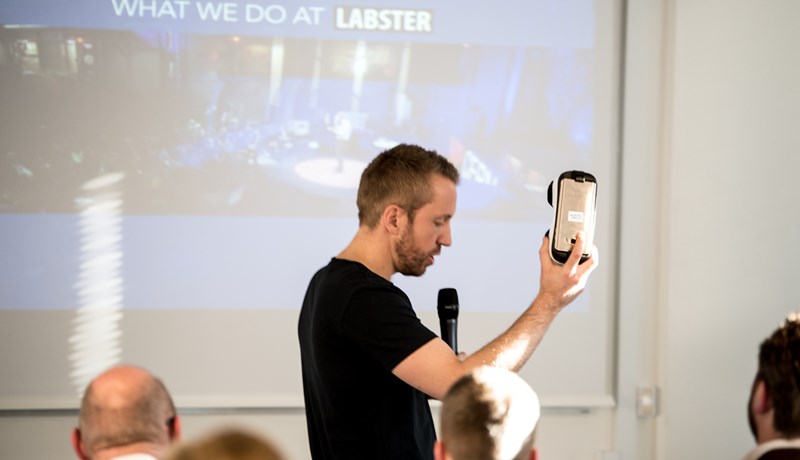 Mikkel Marfelt fra Labster introducerer casecompetition for studerende på Cphbusiness