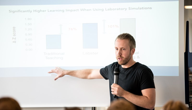 Mikkel Marfelt fra Labster holder oplæg for studerende på Cphbusiness