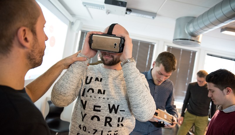 Studerende fra Cphbusiness har virtual reality briller på