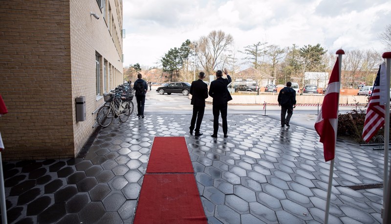 Cphbusiness ansatte vinker farvel til den amerikanske ambassadør Rufus Gifford på parkeringsplads ved Cphbusiness i Lyngby