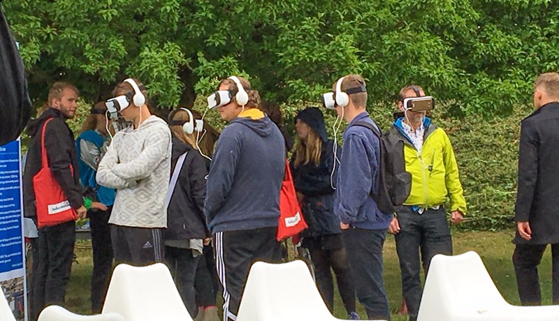 En mindre gruppe mennesker prøver virtual reality til Folkemødet på Bornholm 2016
