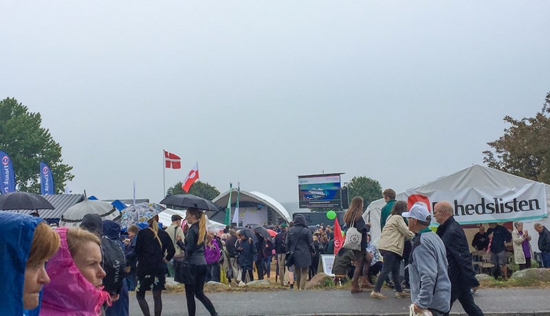 En større forsamling til Folkemødet på Bornholm 2016 i regnvejr